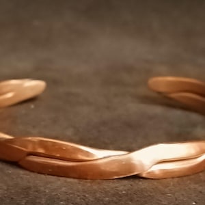 Minimalistische gedraaide koperen manchetarmband, slanke handgesmede metalen armband, rustieke stapelbare koperen torque, 7e jubileumcadeau voor hem en haar.