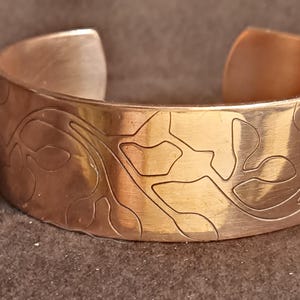 Brazalete ancho de cobre repujado de 22 mm, brazalete metálico celta en espiral, armadura picta pesada de molino, regalo de 7º aniversario