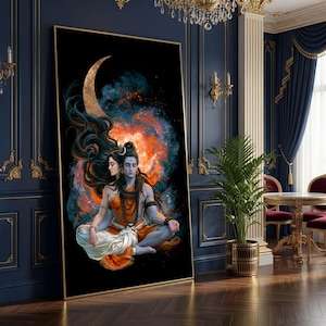 Pode incluir: Uma impressão de arte de parede retangular vertical apresentando uma representação de Shiva e Parvati em uma pose meditativa. As figuras têm pele azul, cabelos longos e escuros e vestem roupas laranja e brancas contra um fundo preto com uma lua crescente.
