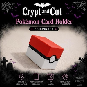 Könnte beinhalten: Ein 3D-gedruckter Pokémon-Kartenhalter in Rot, Weiß und Schwarz, der einem Pokéball ähnelt. Der Halter ist für Karten in Standardgröße konzipiert. Der Text "Crypt and Cut Pokémon Card Holder" ist oben zu sehen.