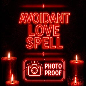 Könnte beinhalten: Eine digitale Grafik mit dem roten Neontext AVOIDANT LOVE SPELL über einem rechteckigen Rahmen, der ein Kamerasymbol und den Text PHOTO PROOF enthält. Vier rote Kerzen mit leuchtenden Flammen sind an den unteren Ecken platziert.