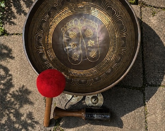 Cuenco tibetano de meditación de 20 pulgadas con huella de Buda grabada a mano y tingsha / Hecho a mano en Nepal / Sanación con sonido / Regalo de yoga