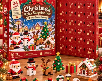 Könnte beinhalten: Ein roter Weihnachts-Adventskalender mit 24 nummerierten Türchen und einer winterlichen Szene mit Bausteinfiguren. Das Set enthält kleine Kunststoff-Bausteinmodelle von einem Weihnachtsmann, einem Schneemann, einem Rentier, einem Baum, einem Haus und einem Zug.