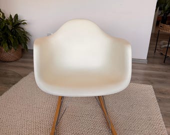 Fotel bujany Vitra Eames kunststof fauteuil RAR