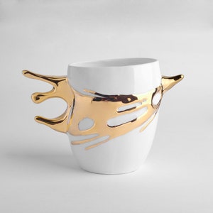 SPLASH Duży porcelanowy kubek ze złotym chlapnięciem. Dynamiczny kształt idealny dla każdego miłośnika kawy. Kolekcja Splash. zdjęcie 1
