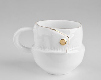 Tazzina in porcellana di medie dimensioni con bottone dorato per gli amanti del caffè/tè e della moda. Collezione Chic.