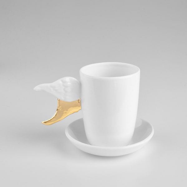 Porcelanowa filiżanka do espresso ze złotymi skrzydełkami i spodkiem. Kolekcja "Wings".