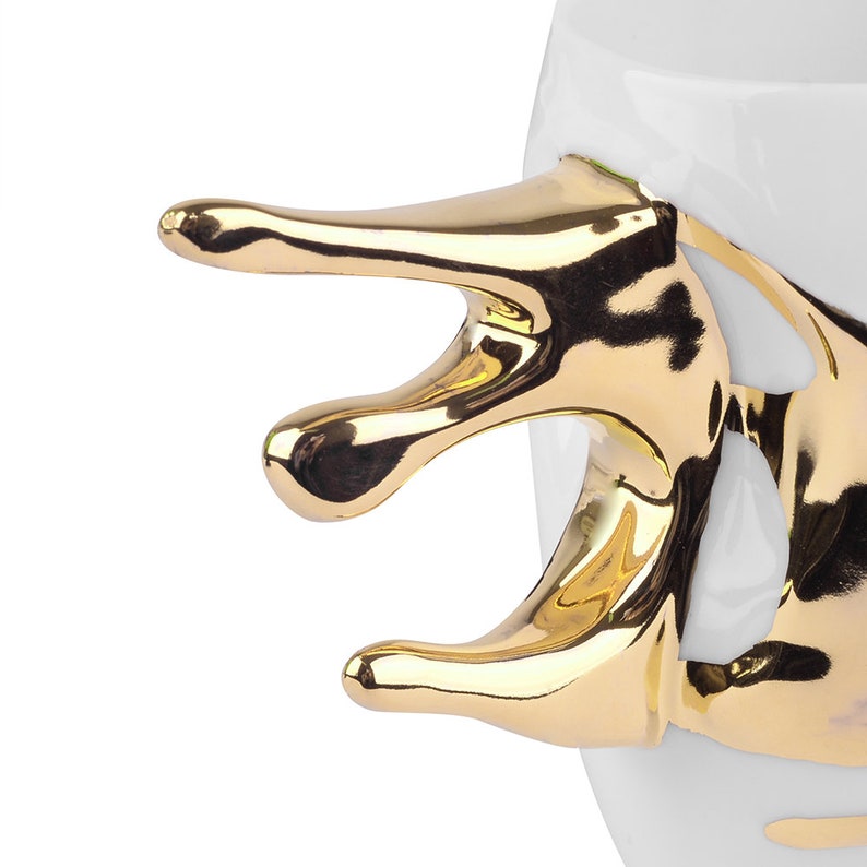 SPLASH Duży porcelanowy kubek ze złotym chlapnięciem. Dynamiczny kształt idealny dla każdego miłośnika kawy. Kolekcja Splash. zdjęcie 3