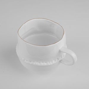Porcelanowa filiżanka gigant ze złotym guzikiem. Oryginalna filiżanka w ubranku na kawę lub herbatę. zdjęcie 2