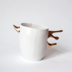 SPLASH Duży porcelanowy kubek ze złotym chlapnięciem. Dynamiczny kształt idealny dla każdego miłośnika kawy. Kolekcja Splash. zdjęcie 2