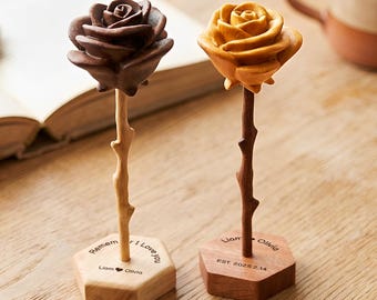 手彫りの木製バラ – 名入れ刻印入り台座付き、結婚5周年、誕生日、母の日、バレンタインデーのギフトに最適