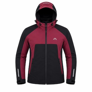 Pode incluir: Um casaco bicolor em bordô e preto com fecho de correr frontal completo, capuz integrado com cordões ajustáveis, mangas compridas com punhos ajustáveis, dois bolsos laterais com fecho de correr e um pequeno logótipo de montanha no peito.