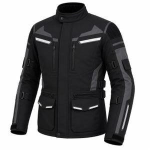 Könnte beinhalten: Eine schwarze Motorradjacke mit grauen Akzenten, einem Stehkragen mit Druckknopf und mehreren Brusttaschen mit Reißverschluss. Das Kleidungsstück verfügt über verstellbare Seitengurte, zwei große untere Pattentaschen und silberne Reflexstreifen.