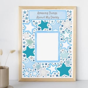 Puede incluir: Una lámina enmarcada con el texto Amazing Things About My Daddy en la parte superior, con un espacio rectangular central en blanco rodeado por un patrón de estrellas azules, turquesas y grises de varios tamaños sobre un fondo blanco.