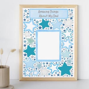Può includere: Una cornice rettangolare in legno contenente un poster bianco con il testo Amazing Things About My Dad nella parte superiore. Il poster presenta uno spazio rettangolare bianco centrale circondato da un motivo di stelle blu, turchesi e grigie.