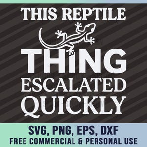 Op de afbeelding: Een grafisch ontwerp met een witte hagedissilhouet boven de dikgedrukte witte tekst THIS REPTILE THING ESCALATED QUICKLY, op een donkergrijze achtergrond met diagonale strepen en onderaan de bestandsformaten SVG, PNG, EPS, DXF.