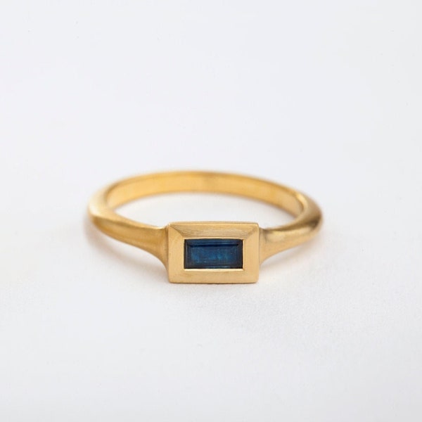 Anillo geométrico de zafiro talla baguette: Anillo solitario apilable de oro de 18k