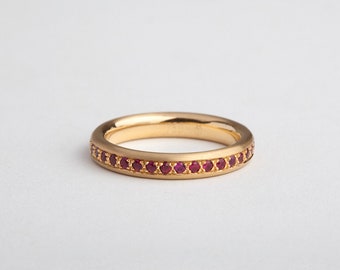 Fede nuziale eternity in oro 18 carati con rubini e pavé di diamanti: anello da indossare sopra la fede.