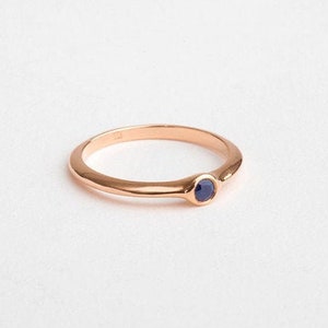 18k Rose Gold blauwe saffier verlovingsring kleine saffierring stapelring geelgouden band dunne saffier, verjaardag afbeelding 2