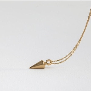 Halsband med hänge i 14k gult guld med lodlinje: Minimalistisk kon