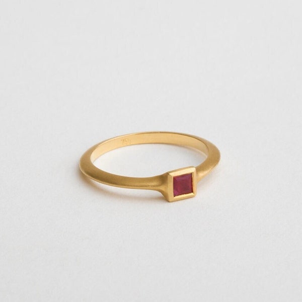 Anillo solitario de rubí cuadrado: Anillo minimalista apilable de oro de 18k