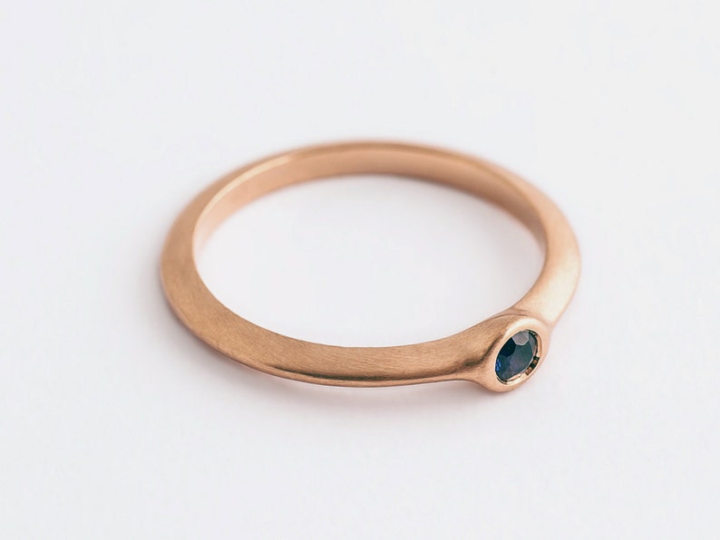 18k Rose Gold blauwe saffier verlovingsring kleine saffierring stapelring geelgouden band dunne saffier, verjaardag afbeelding 3