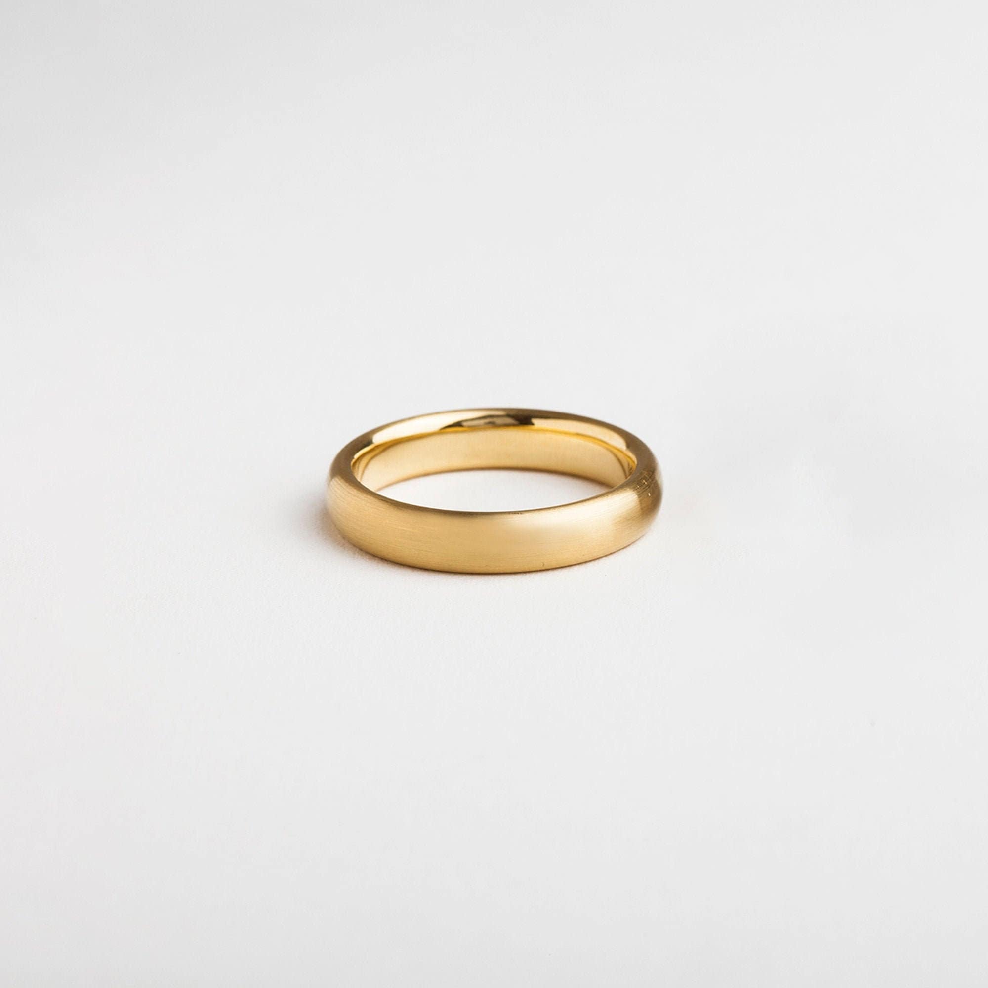 Mens 14K Yellow Gold 2.5mm Milgrain Comfort Fit Wedding Band Ring