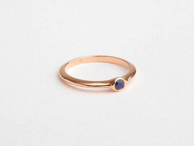 18k Rose Gold blauwe saffier verlovingsring kleine saffierring stapelring geelgouden band dunne saffier, verjaardag afbeelding 2