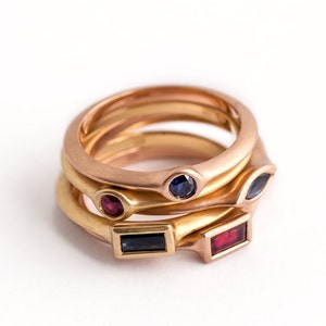 18k Rose Gold blauwe saffier verlovingsring kleine saffierring stapelring geelgouden band dunne saffier, verjaardag afbeelding 6