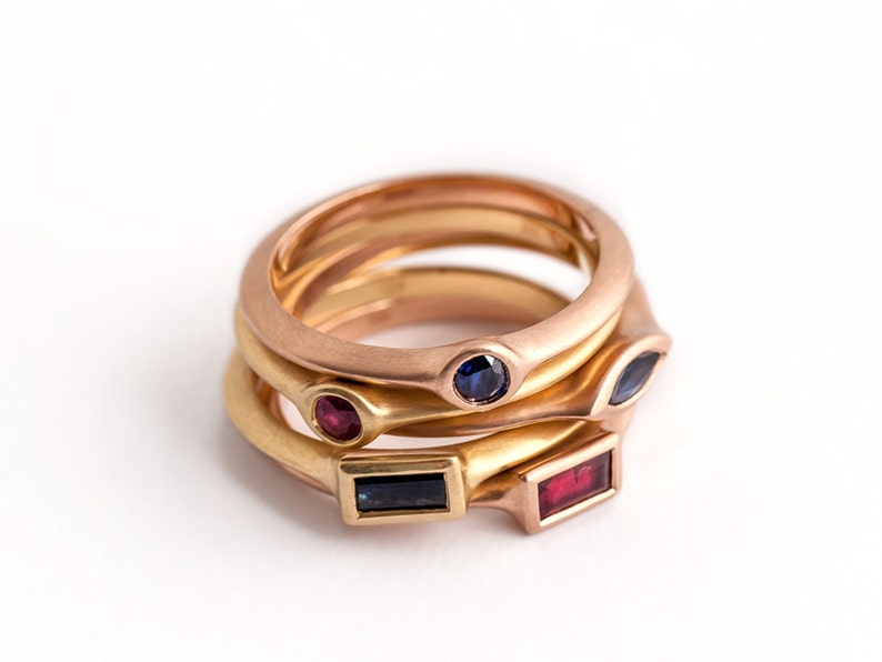 18k Rose Gold blauwe saffier verlovingsring kleine saffierring stapelring geelgouden band dunne saffier, verjaardag afbeelding 6