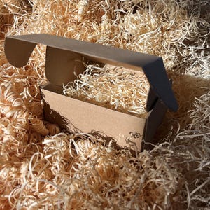 Lana di legno riccia, materiale di riempimento per imballaggi.