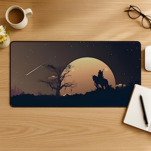 Könnte beinhalten: Eine rechteckige Schreibtischunterlage mit einer dunklen, atmosphärischen Illustration einer Reiter-Silhouette auf einem Pferd unter einem großen, leuchtenden Mond. Die Szene zeigt einen kahlen, knorrigen Baum, einen Sternenhimmel und dunkles Gelände.
