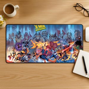 Könnte beinhalten: Eine rechteckige Schreibtischunterlage mit einem lebendigen, mehrfigurigen X-Men Legends Grafikdruck. Das Kunstwerk zeigt verschiedene Comicfiguren in Action-Posen mit blauen und orangen Energieeffekten vor einem dunklen Hintergrund mit dem Titel.