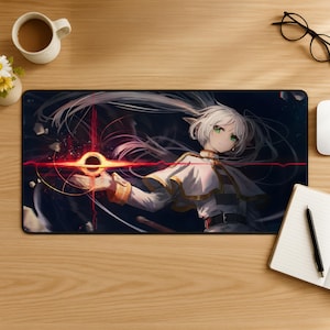 Könnte beinhalten: Eine rechteckige Schreibtischunterlage mit einem Anime-Charakter mit langem weißem Haar und grünen Augen, der eine weiß-goldene Uniform trägt. Die Figur hält einen leuchtend roten Energiering vor einem dunklen Hintergrund mit Trümmern.