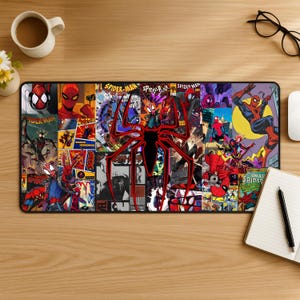 Peut inclure: Un tapis de bureau rectangulaire présentant un collage vibrant de diverses couvertures et planches de bandes dessinées Spider-Man. Un grand emblème d'araignée rouge audacieux est centré sur l'illustration, incluant plusieurs images du personnage.