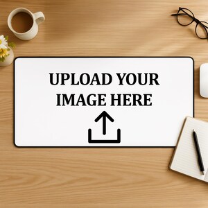 Könnte beinhalten: Eine rechteckige weiße Schreibtischunterlage mit schwarzem Rand, die den schwarzen Text UPLOAD YOUR IMAGE HERE sowie ein schwarzes Upload-Symbol bestehend aus einem nach oben zeigenden Pfeil über einer horizontalen Linie zeigt.