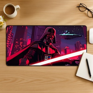 Könnte beinhalten: Eine rechteckige Schreibtischunterlage mit einer grafischen Illustration von Darth Vader in einer dunklen, futuristischen Stadt mit roter Beleuchtung. Eine leuchtend rote Lichtschwertklinge erstreckt sich im Vordergrund, während ein Raumschiff am Sternenhimmel zu sehen ist.