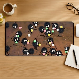 Podkładka pod mysz Soot Sprite, śliczna podkładka pod mysz z motywem anime, przytulna mata na biurko w stylu fantasy, aranżacja biurka inspirowana Studiem Ghibli, dekoracja biurka w stylu anime, prezent dla gracza