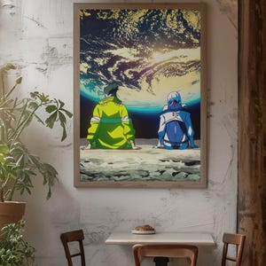 Puede incluir: Impresi&oacute;n art&iacute;stica enmarcada que presenta dos figuras con atuendo futurista, sentadas y contemplando una vibrante representaci&oacute;n de la Tierra desde el espacio. La obra de arte muestra una paleta de azules, verdes y dorados, sobre un fondo texturizado.