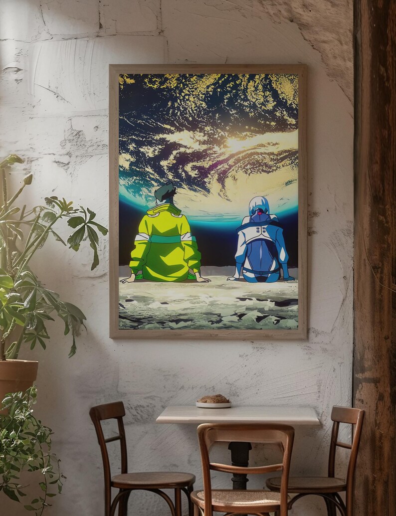 Puede incluir: Impresi&oacute;n art&iacute;stica enmarcada que presenta dos figuras con atuendo futurista, sentadas y contemplando una vibrante representaci&oacute;n de la Tierra desde el espacio. La obra de arte muestra una paleta de azules, verdes y dorados, sobre un fondo texturizado.
