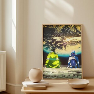 Puede incluir: Una impresi&oacute;n enmarcada que presenta dos figuras con atuendo futurista, sentadas y mirando una representaci&oacute;n vibrante de la Tierra y el espacio. La obra de arte muestra una paleta de colores amarillo y azul, con una ilustraci&oacute;n detallada del planeta y un cielo din&aacute;mico.