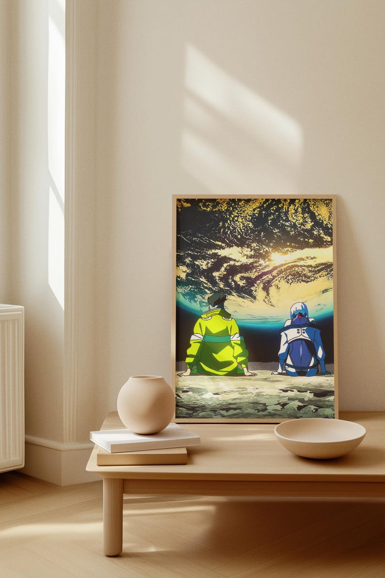 Puede incluir: Una impresi&oacute;n enmarcada que presenta dos figuras con atuendo futurista, sentadas y mirando una representaci&oacute;n vibrante de la Tierra y el espacio. La obra de arte muestra una paleta de colores amarillo y azul, con una ilustraci&oacute;n detallada del planeta y un cielo din&aacute;mico.