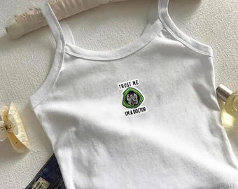 Camiseta infantil bordada de Dr. Doom, linda camiseta sin mangas estilo Y2K, camiseta gráfica inspirada en Marvel, top corto urbano, regalo para fans de los cómics.