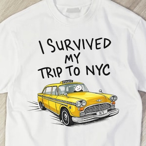 Sobrevivi à minha viagem a Nova York! Camiseta engraçada de lembrança de viagem com táxi amarelo de Nova York, camiseta com meme para amigos, camiseta para troca de presentes com meme.