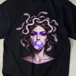 Griechische Mythologie Y2K Grafik-T-Shirt mit Circe-Motiv, Odyssee-inspiriertes T-Shirt im Used-Look, Antikes Griechenland Circe und Schlange Unisex-Geschenk-T-Shirt