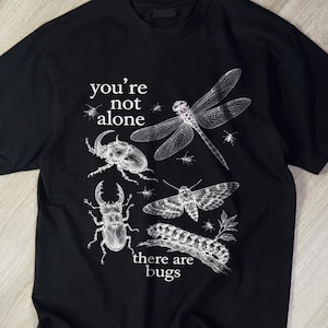 あなたは一人じゃない、虫がいるよTシャツ、自然愛好家へのギフト、コテージコア風の野生生物ヴィンテージトップス、面白い虫好きへのギフト、昆虫学シャツギフト