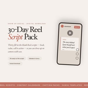 Może przedstawiać: Cyfrowy plik do pobrania zatytułowany 30-Day Reel Script Pack zawierający trzydzieści skryptów do uzupełnienia. Grafika zawiera ilustrację smartfona z interfejsem wideo, polem tekstowym typu hook oraz przyciskami dla gotowych skryptów.