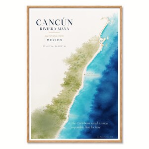 Puede incluir: Una impresión de mapa en acuarela enmarcada de Cancún, Riviera Maya, México. La obra presenta una costa verde contra un mar Caribe azul profundo, con texto que incluye coordenadas, nombres de lugares y la frase The Caribbean saved its most impossible blue for here.