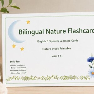 Puede incluir: Tarjeta rectangular blanca con el título "Bilingual Nature Flashcards" en verde, con una luna y estrellas. Incluye tarjetas de aprendizaje en inglés y español, una impresión de estudio de la naturaleza y es para edades de 6 a 8 años. Borde floral.