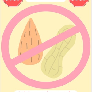 Pode incluir: Um cartaz retangular com fundo amarelo pálido, dois sinais de stop vermelhos e o texto No Peanuts or Tree Nuts! Um grande círculo rosa com uma linha diagonal risca uma amêndoa e um amendoim. O texto inferior diz Help keep our classroom safe & leave peanuts and tree nuts at home!